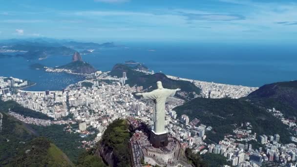 Rio de Janeiro Brezilya 'nın havadan manzarası. Tropik plaj manzarası. Sahil şehrinin kartpostalı. Seyahat yerleri. - Video, Çekim