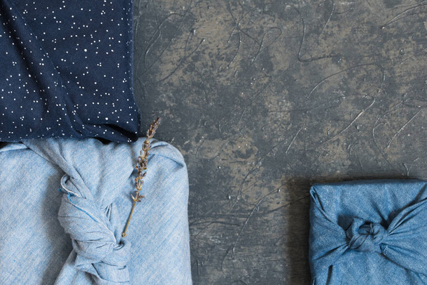Практикуйте люб'язне давання з Фурошікі, японським стилем обгортання. Еко-дружні подарунки. Блакитна текстильна відпустка. Нуль відпусток - Фото, зображення