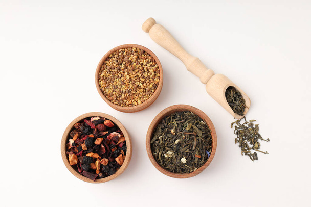 Concepto de cocina de té con diferentes tipos de té sobre fondo blanco - Foto, imagen