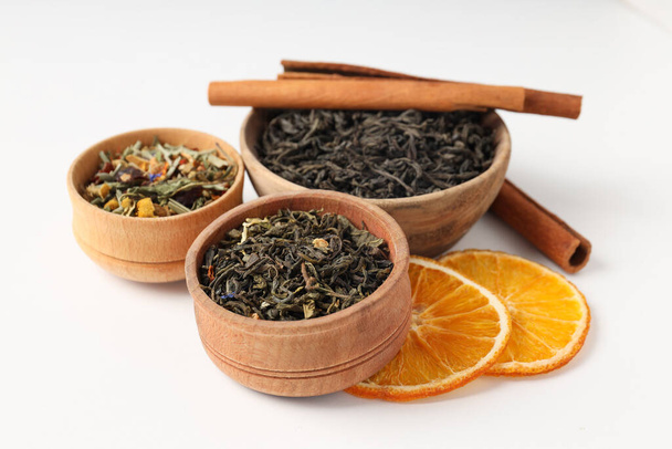 Concetto di tè di cottura con diversi tipi di tè su sfondo bianco - Foto, immagini