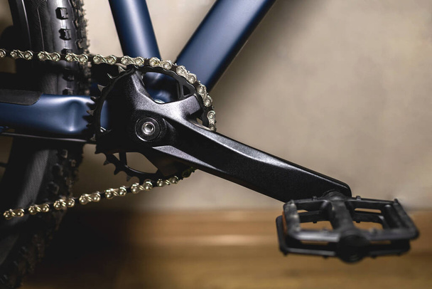 Cadena de piezas de bicicleta, pedales y rueda trasera - Foto, Imagen