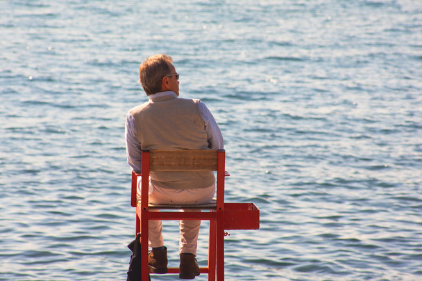 Man looking the sea - Foto, afbeelding