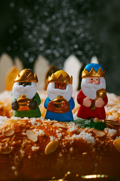 closeup dos três homens sábios, melchior, caspar e balthazar, em cima de um roscon de reyes espanhol, o bolo típico de três reis comido tradicionalmente no dia epiphany - Foto, Imagem