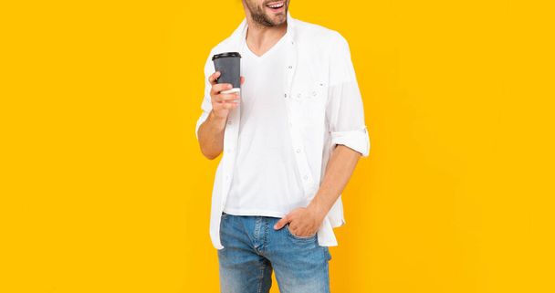 обрезанный счастливый человек с кофейной чашкой. молодой парень пить кофе - Фото, изображение