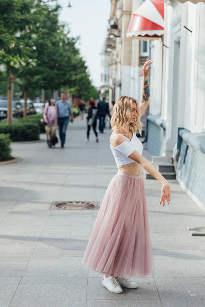 krásná žena tančící na hudbu na ulici města - Fotografie, Obrázek