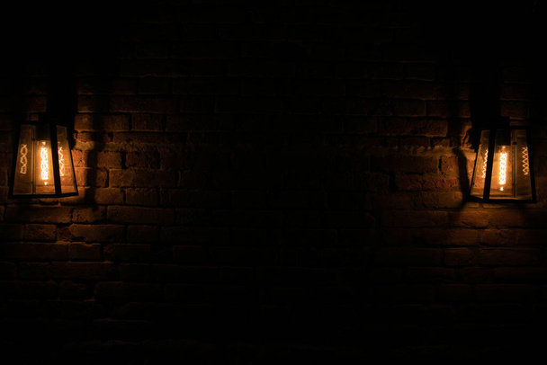 zwei alte Laternen dimmen helle dunkle Wand - Foto, Bild