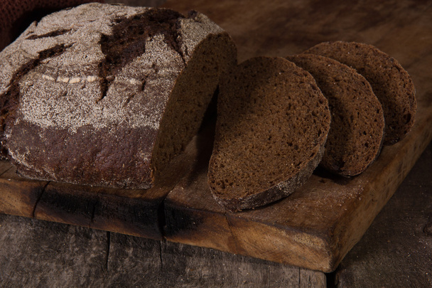 chleb żytni na desce - Zdjęcie, obraz