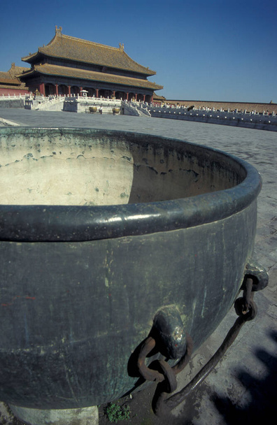 de Gebouwen van het Keizerlijk Paleis in de Verboden Stad en het Keizerlijk Paleis op het Tiananmen-plein in Peking in China. China, Peking, oktober 1997 - Foto, afbeelding