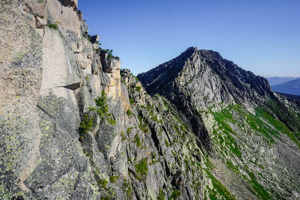 Gyönyörű hegyek és sziklák az Ergaki természetvédelmi területen, Oroszország - Fotó, kép