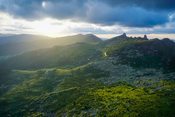 Beautiful valley and rocks at sunset in the Ergaki nature reserve - Foto, immagini