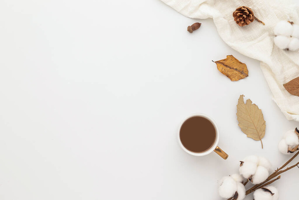 Composición de otoño, taza de café. hojas secas. y conos de pino sobre fondo blanco. Colocación plana, vista superior con espacio para copiar - Foto, imagen