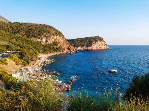 прекрасный вид на пляж Галия, Свети-Стефан, Будва в Черногории, Европу, Адриатическое море и Балканские горы - Фото, изображение