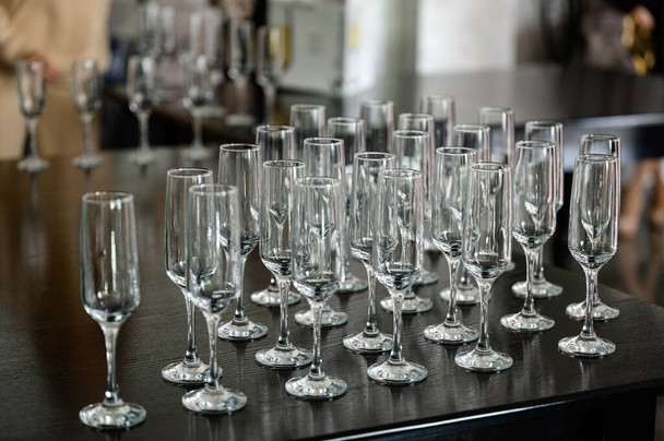 Sirviendo copas de champán en un evento solemne, sirviendo copas. - Foto, imagen