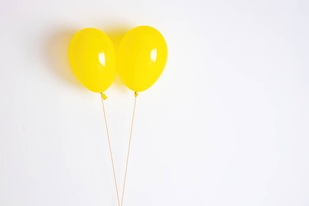 Ballon jaune. Ballon joyeux et festif jaune sur une ficelle.  - Photo, image