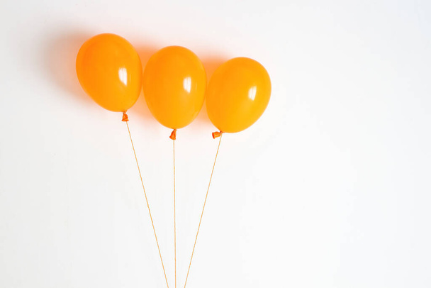 Апельсиновый Оранжевый праздничный, радостный воздушный шар на веревке.  - Фото, изображение