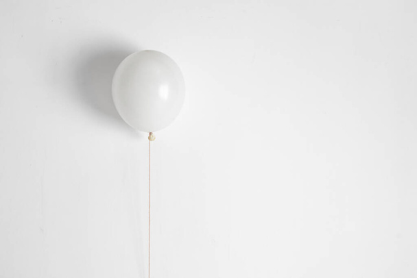 Легкий. Светлый праздничный, радостный воздушный шар на веревке.  - Фото, изображение