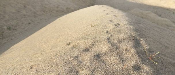 Superfície de areia branca, textura close-up. Abstrato padrão natural, fundo. Natureza, duna, deserto, pedreira, praia, temas do litoral. Ambiente, clima tropical, calor, conceitos de verão - Foto, Imagem