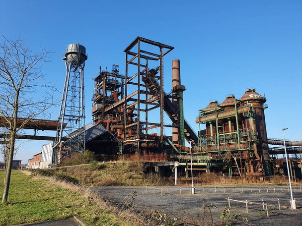 Ruiny przemysłowe wielkich pieców w fabryce Phoenix są częścią Szlaku Kultury Przemysłowej w Dortmundzie, Nadrenia Północna-Westfalia, Niemcy - Zdjęcie, obraz