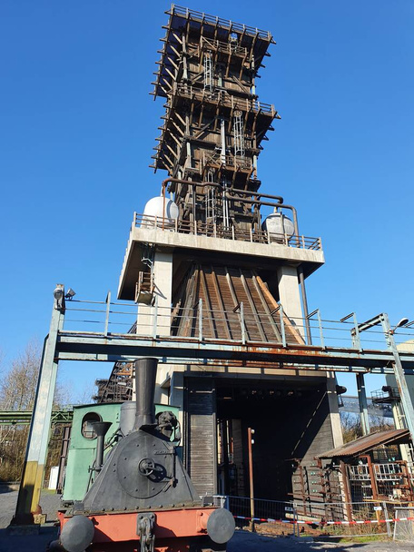 Lokomotywa i wieża dawnej koksowni Hansa na przedmieściach Dortmundu w Huckarde są częścią szlaku dziedzictwa przemysłowego w Dortmundzie, Nadrenia Północna-Westfalia, Niemcy - Zdjęcie, obraz