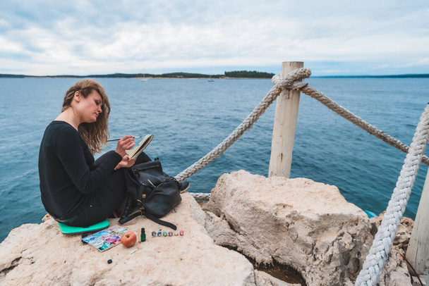 femme assise au bord dessin image de pont suspendu paysage marin - Photo, image