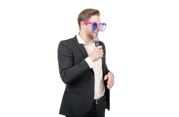 Homme professionnel showman dans des lunettes drôles parler au microphone isolé sur blanc, haut-parleur - Photo, image