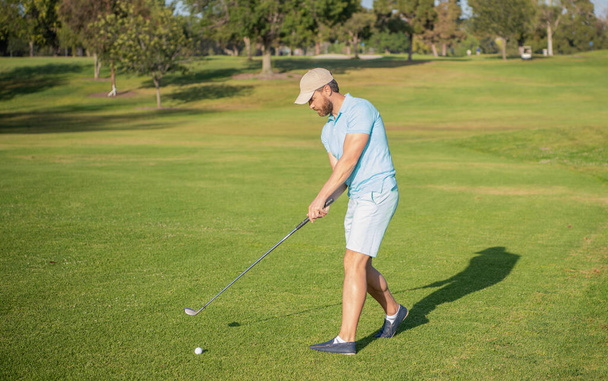 professionele mannelijke golfspeler op professionele golfbaan met groen gras, zomer - Foto, afbeelding
