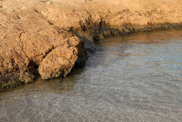 イスラエル北部の地中海沿岸の高い崖や石.  - 写真・画像