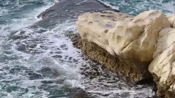 Magas sziklák és kövek a Földközi-tenger partján, Izrael állam északi részén.  - Felvétel, videó