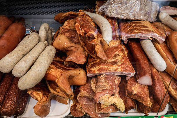 Ondiepe scherptediepte (selectieve focus) imago met traditionele Roemeense wintervakanties vlees te koop in een buitenmarkt in Boekarest, Roemenië. - Foto, afbeelding