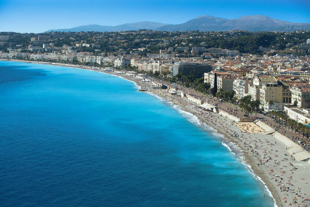 "Promenade des Anglais ", ranta ja turkoosi sininen Välimerellä Nizzan kaupungissa. - Valokuva, kuva