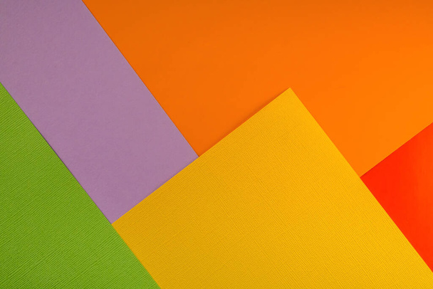 Sfondo astratto carta geometrica. Colori di tendenza verde, viola, giallo, rosso e arancione.  - Foto, immagini