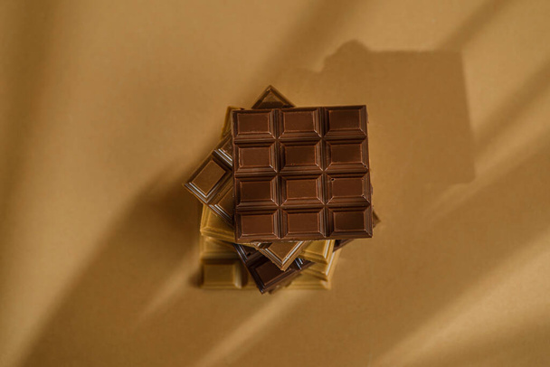 chocolate bar on brown background. High quality photo - Foto, afbeelding