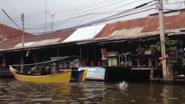Vene kulkee Damnoen Saduak Floating Market, Bangkok, Thaimaa - Materiaali, video