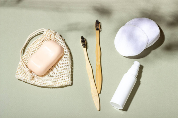 Cepillo de dientes de madera, champú sólido, jabón hecho a mano, toallitas removedoras de maquillaje de algodón. Zero Waste Concept Cosméticos ecológicos para el cuidado del cuerpo - Foto, imagen