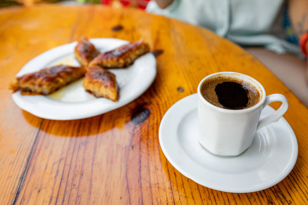Káva a sladký turecký dezert baklava na stole v rustikální jednoduché kavárně - Fotografie, Obrázek
