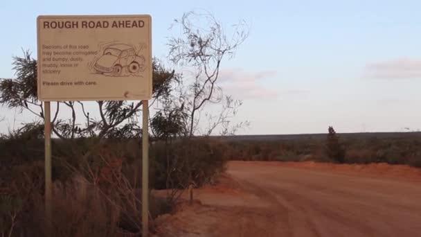 Strada difficile davanti a Kalbarri verso la finestra della natura, Australia occidentale - Filmati, video