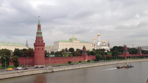 Tummat pilvet Kremlin yllä Moskovassa, Venäjällä - Materiaali, video