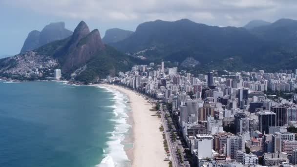 Εναέρια τοπίο των καλοκαιρινών ταξιδιών στο Ρίο ντε Τζανέιρο Βραζιλία. Ορόσημο της παράκτιας πόλης. Τροπικά ταξίδια. Καλοκαιρινό τοπίο. - Πλάνα, βίντεο