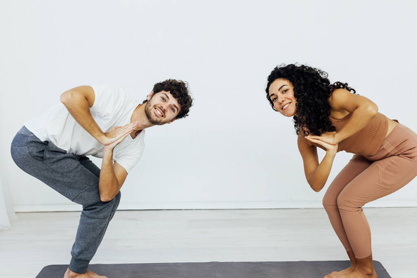 homem e mulher envolvidos em ioga asana ginástica - Foto, Imagem