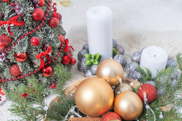 Kerzen und goldene und rote Kugeln, Fichtenzweige, Weihnachtsgirlanden. Konzeptpostkarte für Weihnachten, Neujahrsglückwünsche. - Foto, Bild