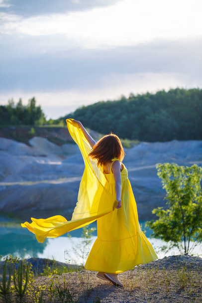 Letní životní styl ohromující šťastná žena běží v přírodě. V dlouhých žlutých šatech. Romantická nálada. Užívám si sluníčka. Slunečný den. Selektivní zaměření - Fotografie, Obrázek