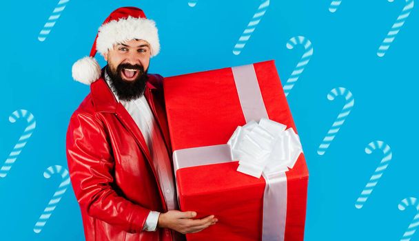 Χριστούγεννα Άγιος Βασίλης με μεγάλο δώρο κουτί. Δώρα παράδοσης. Γενειοφόρος άνδρας σε Σάντα καπέλο με το νέο έτος δώρο. - Φωτογραφία, εικόνα