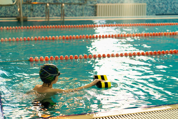 小さな男の子がプールで泳ぎ子供スポーツの概念は - 写真・画像