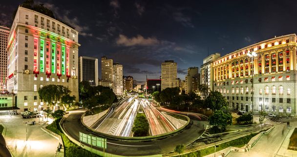 Sao Paulo, Brazil December 12 2021. Panoramic view of Anhangabau Valley, city hall building, Light Shopping mall, and entrance of Anhangabau Tunnel and 23 de Maio Avenue in downtown Sao Paulo - Foto, afbeelding