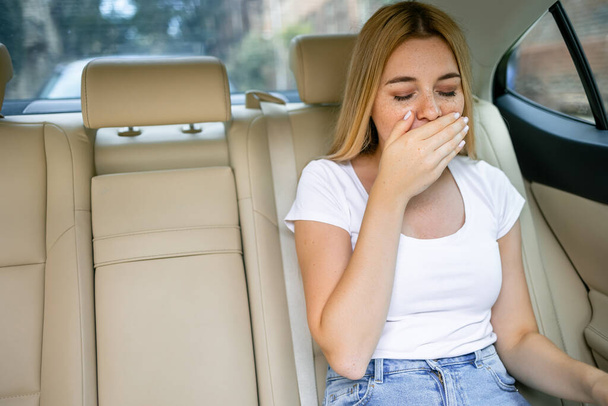 Nő szenved utazási betegség egy autóban - Fotó, kép