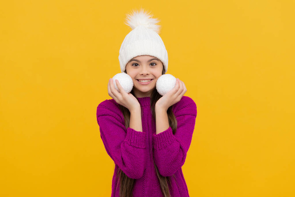 Ευτυχισμένο το νέο έτος. Ευτυχισμένο παιδί με χειμερινό καπέλο. παιδί με μπάλες διακόσμηση. - Φωτογραφία, εικόνα