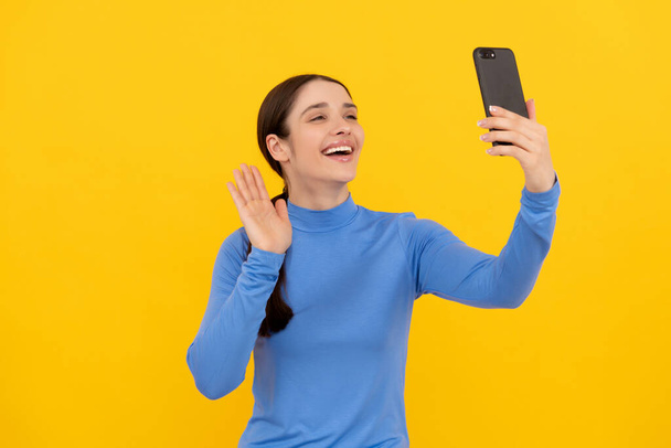 счастливая девушка жестикулирует на смартфоне во время видеозвонка, vlog - Фото, изображение