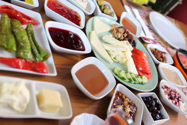 reichhaltiges und köstliches türkisches Frühstück - Foto, Bild