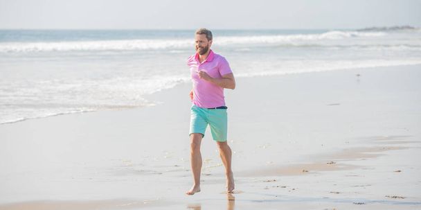утренняя тренировка. здоровый человек бегает по пляжу. энергичное лето. - Фото, изображение