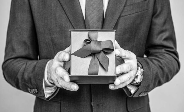 Envuelve tu regalo perfecto. Caja azul en manos masculinas. Cumpleaños aniversario. Celebración festiva. Tienda de regalos - Foto, imagen